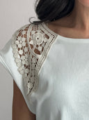 Top smanicato con spalle macrame