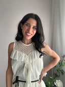 Top in macramé e cotone con volant
