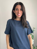 T-shirt con fiori sulle maniche