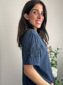 T-shirt con fiori sulle maniche