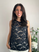 Top in pizzo e scollo arricciato