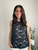 Top in pizzo e scollo arricciato