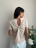 T-shirt in cotone con apertura a mandorla dietro