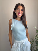Top azzurro a costine con pizzo