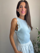 Top azzurro a costine con pizzo