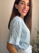 T-shirt con fiori sulle maniche