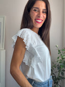 T-shirt con maniche sangallo