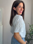 T-shirt con fiori sulle maniche
