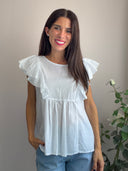 Top smanicato con volant sulle spalle
