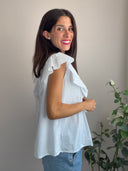 Top smanicato con volant sulle spalle