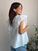 Top smanicato con volant sulle spalle