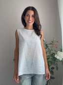 Top plumetis con bottoncini