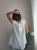 Top plumetis con bottoncini
