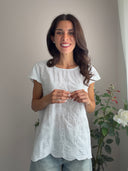 T-shirt bianca con sangallo davanti