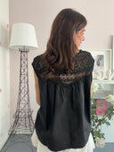 Top nero in cotone con scollo uncinetto