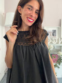 Top nero in cotone con scollo uncinetto