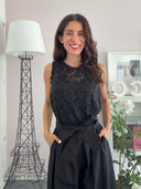 Top in pizzo e scollo arricciato nero