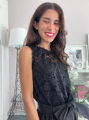 Top in pizzo e scollo arricciato nero