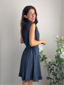 Abito blu con bottoncini e cintura