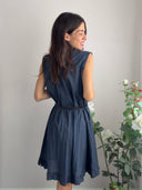 Abito blu con bottoncini e cintura
