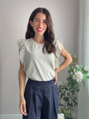 T-shirt sabbia in cotone con manica sangallo