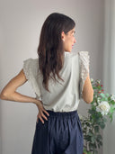 T-shirt sabbia in cotone con manica sangallo