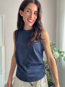 Top blu in cotone con drappeggi