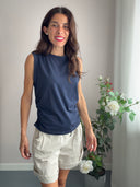 Top blu in cotone con drappeggi