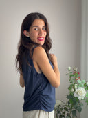 Top blu in cotone con drappeggi