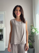 Top greige smanicato con bottoncino