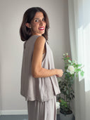 Top greige smanicato con bottoncino