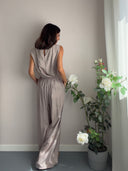 Top greige smanicato con bottoncino