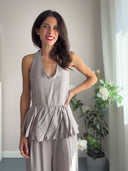 Top greige con balza e fiocco