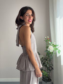 Top greige con balza e fiocco