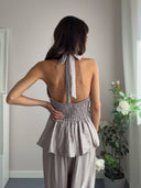 Top greige con balza e fiocco