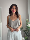 Top greige con spallino sottile