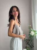 Top greige con spallino sottile