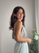 Top greige con spallino sottile