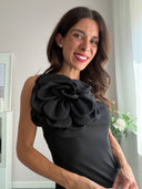Top nero monospalla con maxi fiore