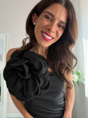 Top nero monospalla con maxi fiore
