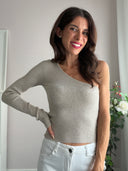 Maglioncino a costine monospalla beige