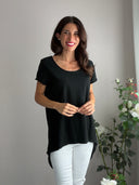 T-shirt nera asimmetrica con seta