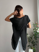 T-shirt nera asimmetrica con seta