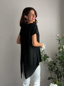 T-shirt nera asimmetrica con seta
