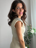 Abito beige con spalline gioiello