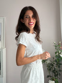 T-shirt con scollo di perle