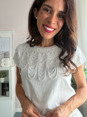T-shirt con scollo di perle