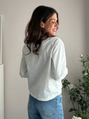 Camicia bianca con fila di bottoncini madreperla davanti