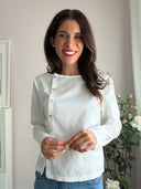 Camicia bianca con fila di bottoncini madreperla davanti