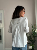 Camicia bianca con fila di bottoncini dietro